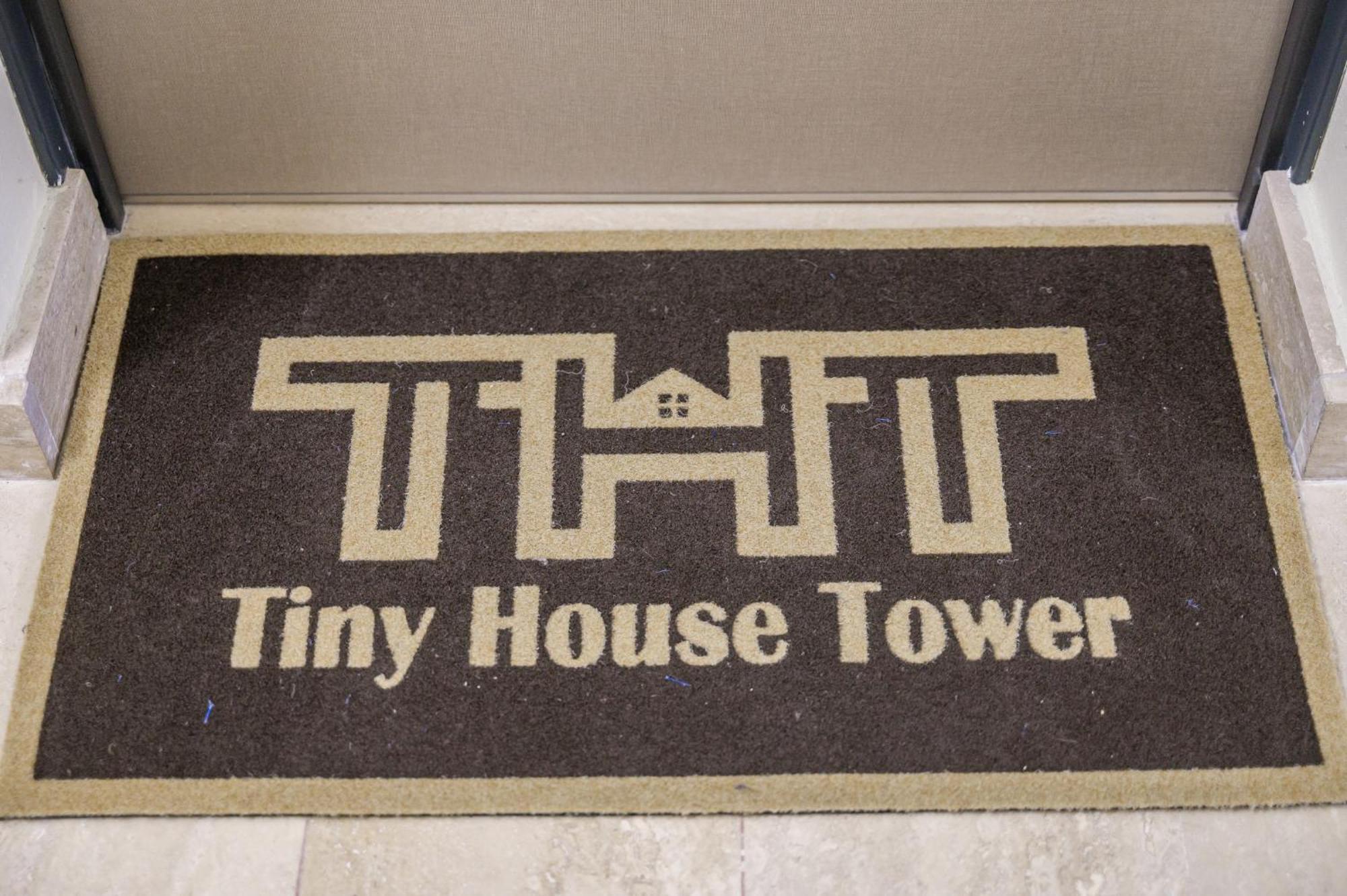 Tiny House Tower Apartment Fidenza Exterior foto